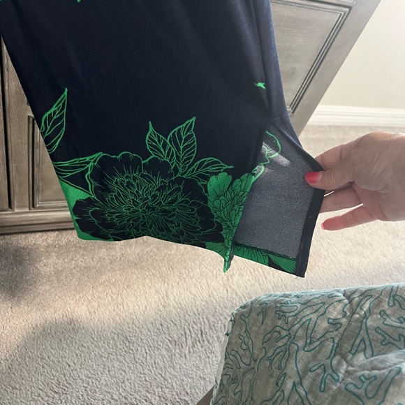 IMAN Global Chic Green and Black crop pant set with Bold Floral Design - Picture 5 of 12